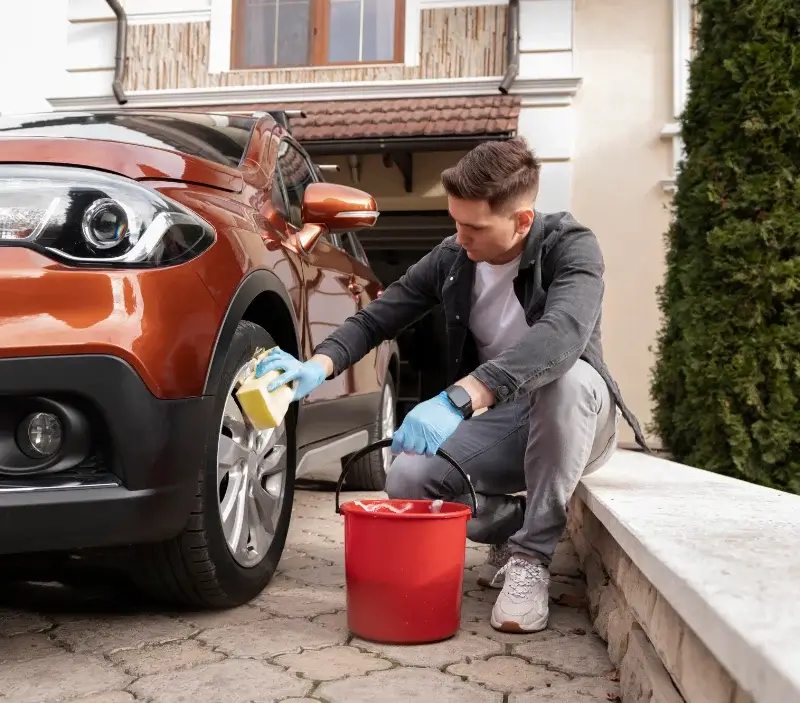 Lavage auto à domicile Magny-les-Hameaux : professionnel intervenant sur un véhicule